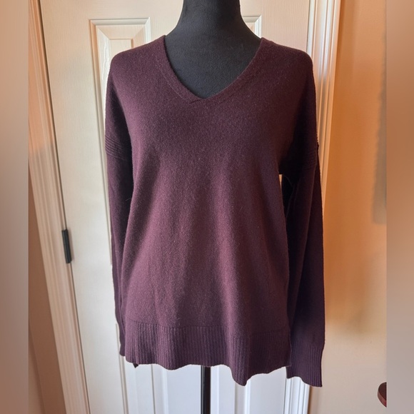 Women's SWTR V-Neck a touch of cashmere Sweater - Burgundy NWT - Picture 1 of 8